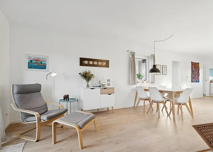 3022 * Хвиде-Санде